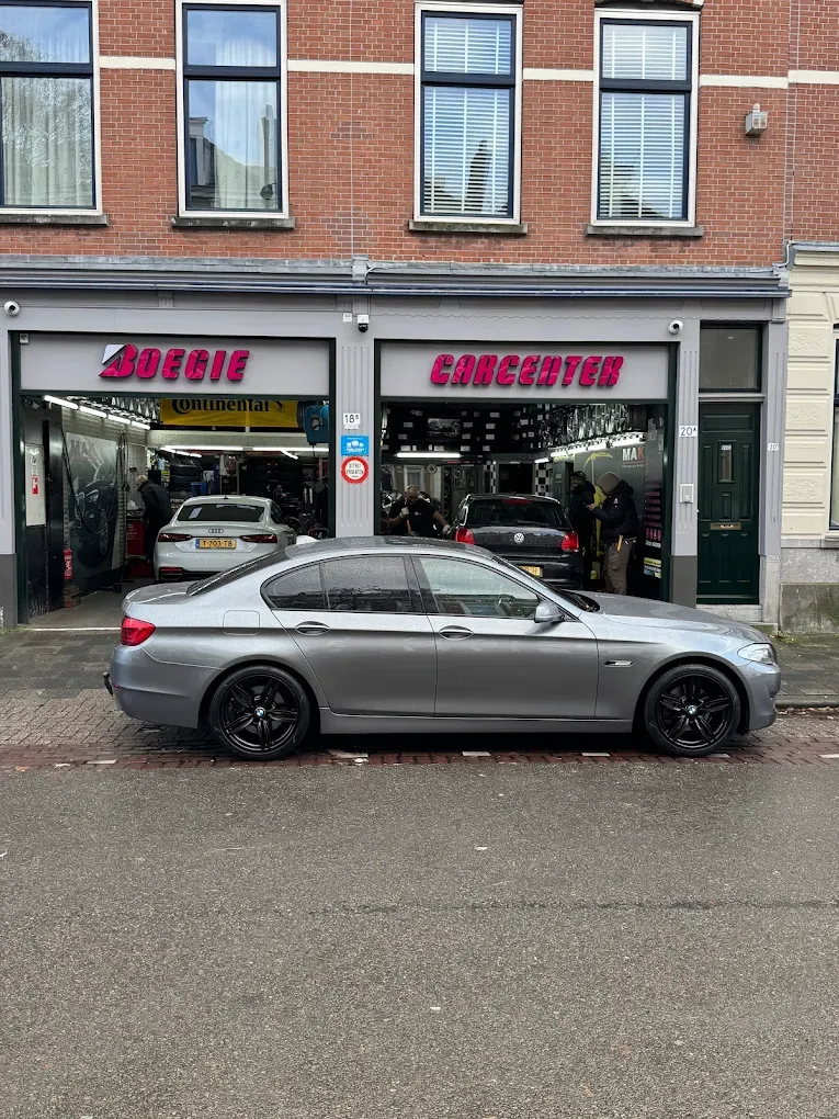 Buitenkant van de werkplaats van Boegie Car Center aan de Jacob Catsstraat Rotterdam